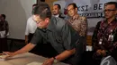 Menteri Agama Lukman Hakim Saifuddin saat menandatangani nota kerjasama penanganan korupsi dana pendidikan, Jakarta, Senin (15/12/2014). (Liputan6.com/Miftahul Hayat)