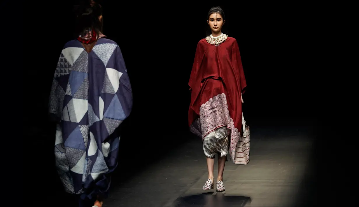 Model berjalan di runway Amazon Fashion Week Tokyo 2018 menampilkan karya desainer Indonesia, Anandia Marina Putri dan Novita Yunus, Selasa (20/3). Keduanya menggabungkan teknik menenun dengan kolaborasi budaya Indonesia dan Jepang. (AP/Shizuo Kambayashi)