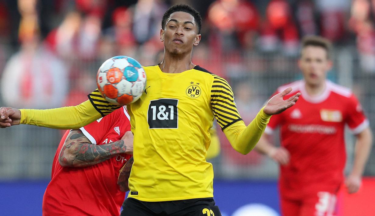 Jude Bellingham telah menjadi salah satu gelandang yang paling banyak dimainkan oleh Borussia Dortmund pada musim ini. Pemuda 18 tahun itu tercatat telah tampil sebanyak 34 kali dengan mencetak 6 gol dan 12 assist musim ini. Ia juga telah mengoleksi 1895 menit bermain. (AFP/Ronny Hartmann)