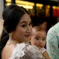 Aktris Happy Salma hingga kini masih terus memberikan ASI (Air Susu Ibu) semenjak melahirkan putri pertamanya, Tjokorda Sri Kinandari Kerthyasa pada 2 April 2015 lalu. (Andy Masela/Bintang.com)