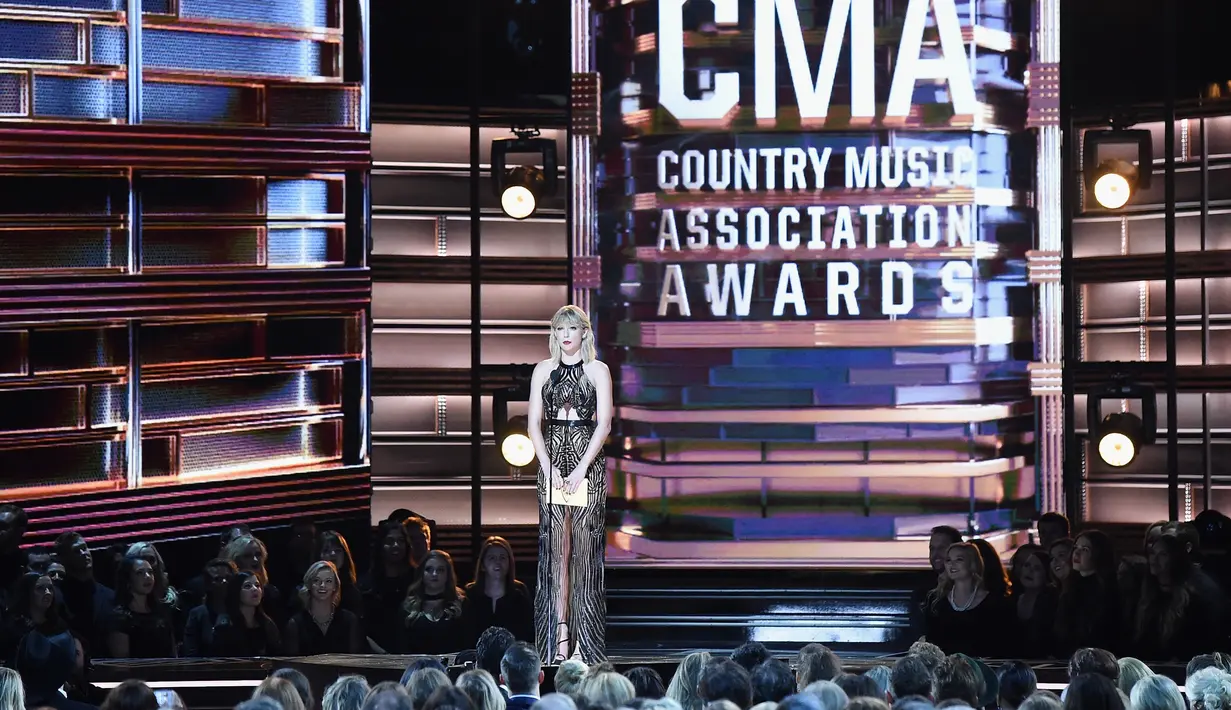 Taylor Swift kembali menjadi sorotan fansnya lantaran gossip hamil yang menerpa dirinya. Lewat acara Country Music Association (CMA) Awards 2016, Taylor membantah kabar tak benar itu. (AFP/Bintang.com)