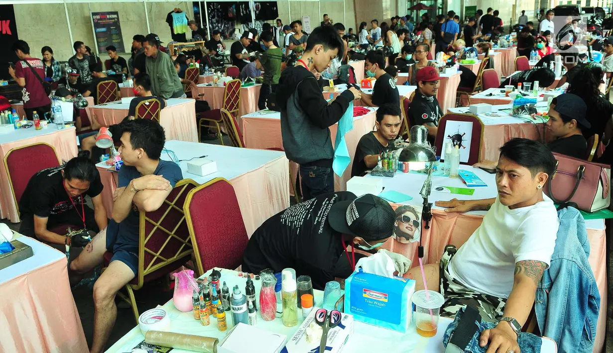 Sejumlah seniman dan pencinta tato saat mengikuti Event tato di salah satu Mal di Jakarta, Sabtu (23/9). Event tato terbesar Se-Jakarta ini sudah ke empat kalinya di adakan. (Liputan6.com/Helmi Afandi)