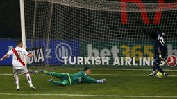 Gawang Real Madrid kebobolan setelah pemain Rayo Vallecano, Adrian Embarba, mencetak gol pertama di menit ke-7 dalam laga La Liga Spanyol di Stadion Campo de Fútbol de Vallecas, Sabtu (23/4/2016). (Reuters/Sergio Perez)