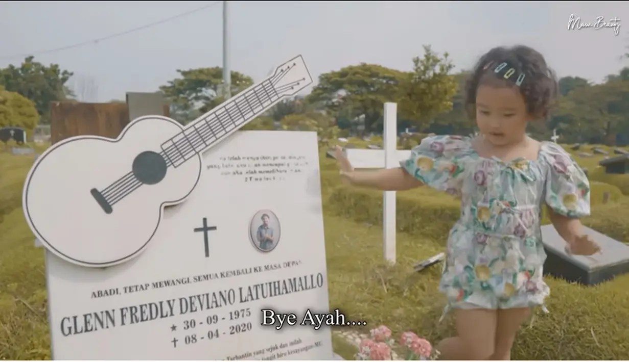 Sebelum meninggalkan makam sang ayah, Gewa juga mengucap perpisahan dengan melambaikan tangannya. "Bye ayah, Bye ayah," kata Gewa yang kemudian menuju nisan dan menciumnya "Bye ayah," kata Gewa lagi. [Youtube/Mutia Ayu]