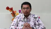 Anggota Tim Transisi Kemenpora, Zuhairi Misrawi, memberikan keterangan pers terkait pelaksanaan Turnamen Piala Kemerdekaan di Kantor Kemenpora, Senayan, Jakarta. Jumat (7/8/2015). (Bola.com/Arief Bagus)