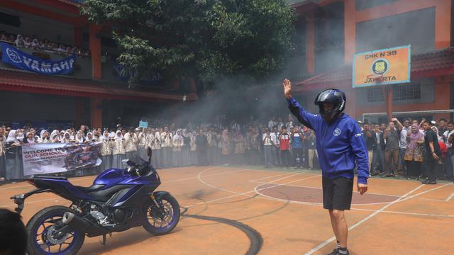 Sambangi Jakarta, Pembalap MotoGP Toprak Razgatlioglu Gelar Meet and Greet di SMKN 39