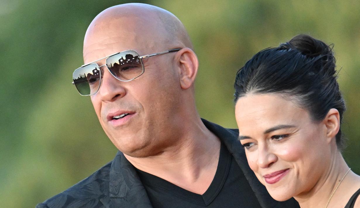 <p>Aktor Vin Diesel dan Aktris Michelle Rodriguez berpose saat menghadiri pemutaran perdana film "Fast X", film kesepuluh dalam Fast &amp; Furious Saga, di monumen Colosseum di Roma pada 12 Mei 2023. (AFP/Alberto Pizzoli)</p>