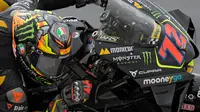 Pebalap Tim Mooney VR46, Marco Bezzecchi (kanan) memacu motornya saat MotoGP Argentina 2023 di Autódromo Termas de Río Hondo, Argentina, Senin (03/04/2023) dini hari WIB. (AFP/Juan Mabromata)