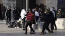 <p>Pengunjuk rasa Palestina yang terluka dalam bentrok dengan polisi Israel dibawa ke tempat aman di Kompleks Masjid Al Aqsa, Yerusalem, Jumat (22/4/2022). Polisi Israel dan pemuda Palestina kembali terlibat bentrok. (AP Photo/Mahmoud Illean)</p>