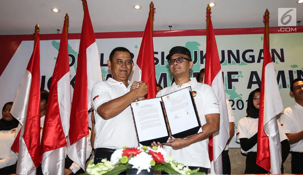 Ketua Tim Cakra19, Andi Widjajanto (kanan) dan Sekjen, Letjen TNI (Purn) Eko Wiratmoko (kiri) salam komando usai penandatanganan Deklarasi Dukungan Jokowi-Ma’ruf Amin sebagai Capres dan Cawapres 2019 di Jakarta, Minggu (12/8). (Liputan6.com/Fery Pradolo)