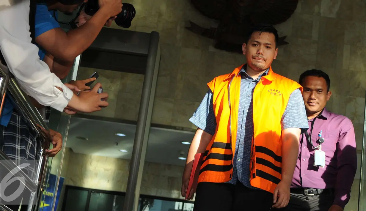 Muhammad Adami Okta meninggalkan gedung KPK usai menjalani pemeriksaan di Jakarta, Selasa (20/12). KPK telah menetapkan empat orang tersangka dalam kasus tersebut dengan barang bukti berupa uang senilai Rp2 miliar. (Liputan6.com/Helmi Affandi)