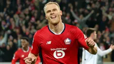 Pemain LOSC Lille, Mitchel Bakker melakukan selebrasi setelah mencetak gol ke gawang Sturm Graz pada laga Liga Champions yang berlangsung di Pierre-Mauroy Stadium, Villeneuve d'Ascq, Prancis, 11 Desember 2024. (AFP/Denis Charlet)