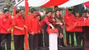 Megawati Soekarnoputri menekan tombol sebagai tanda peresmian gedung baru DPP PDIP di Jalan Diponegoro, Jakarta Pusat, Senin (1/6/2015). Gedung baru DPP PDIP itu senilai Rp.42,6 miliar. (Liputan6.com/Herman Zakharia)