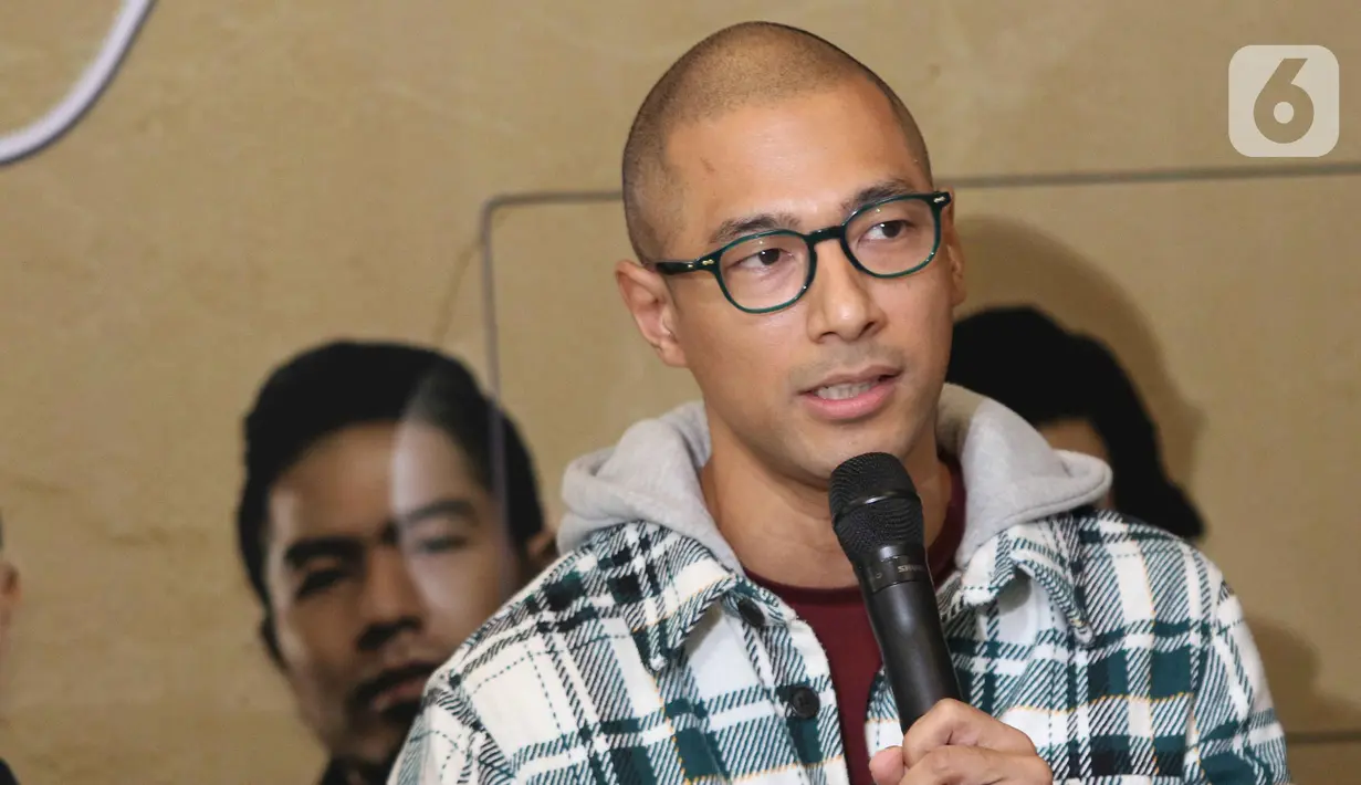 Penyanyi Marcel Siahaan saat launching album USB Flash Disk Card di kawasan Kemang, Jakarta, Kamis (23/6/2022). Album USB flash disk card yang bertajuk DIVO (Cerita Tentang Cinta) ada  5 penyanyi Pria ada Sandhy Sondoro, Rio Febrian, Marcell, Virzha dan juga Bams, yang berisi 10 lagu pilihan. (Liputan6.com/Herman Zakharia)