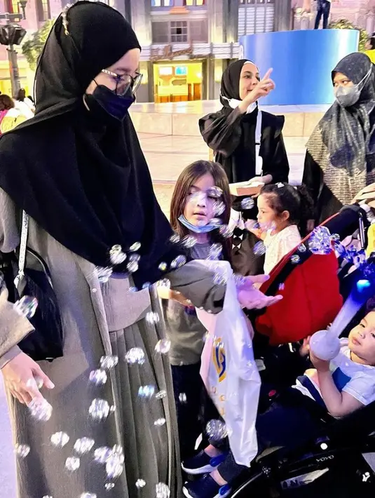 Momen seru Laudya Cynthia Bella di Abu Dhabi pun diunggah di akun Instagram pribadinya. (Instagram/laudyacynthiabella).