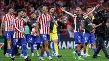Penyerang Atletico Madrid asal Prancis, Antoine Griezmann (kedua kanan) bersama rekan-rekan setimnya merayakan kemenangan di akhir pertandingan leg kedua perempat final Liga Champions 2025/2026 melawan FC Barcelona di Stadion Metropolitano, Madrid pada Selasa 14 April 2026 waktu setempat atau Rabu (15/4/2026) dini hari WIB. tletico Madrid sukses melangkah ke semifinal Liga Champions 2025/2026. (Thomas COEX/AFP)