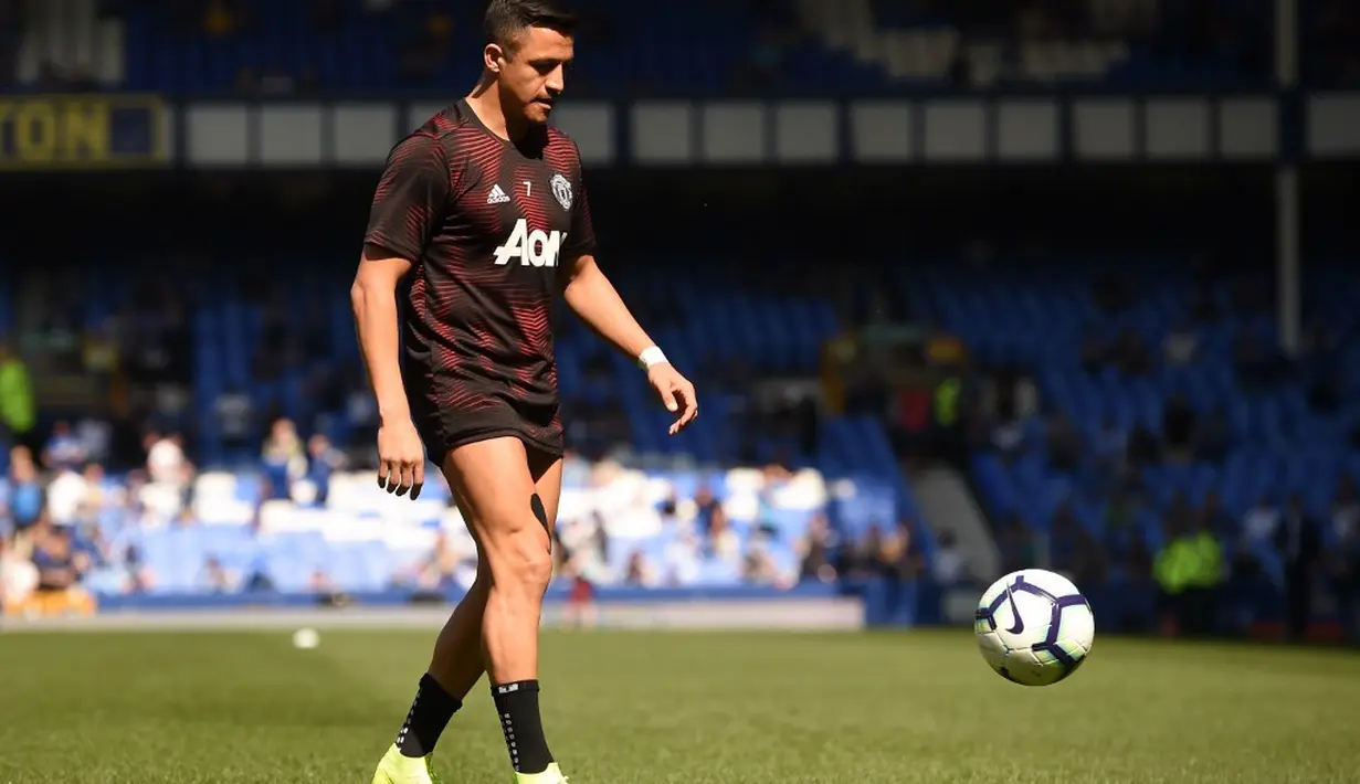 2. Alexis Sanchez - Siapa yang bisa mengira Sanchez ditebus Barcelona dari Udinese dengan penampilan luar biasa dengan postur tubuh yang mungil. Dengan postur 169 cm tidaklah ideal bagi gelandang serang di sepak bola eropa. (AFP/Oli Scarff)