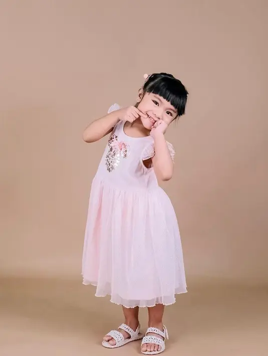 Dress A-line dengan detail sequined juga tak kalah menarik. Lihat saja gaya Alinea, anak Anissa Aziza dan Raditya Dika ini. (Instagram/anissaaziza).