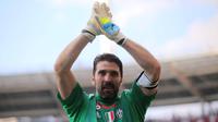 Gianluigi Buffon mencetak rekor dengan menjaga gawangnya tidak kebobolan selama 930 menit saat timnya melawan Torino pada laga liga Italia Serie A di  di Stadion Olimpico, Turin, Senin (21/3/2016) dini hari WIB. (AFP/Marco Bertorello)