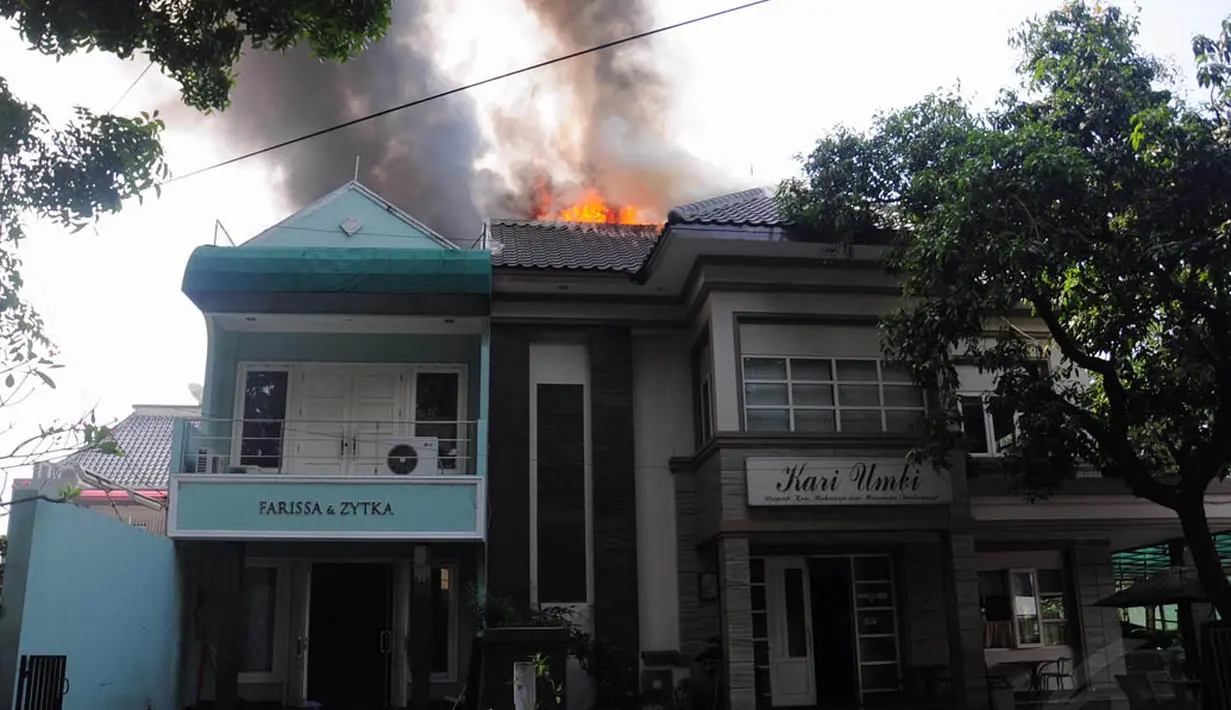 Belum diketahui penyebab terjadinya kebakaran yang terjadi sekitar pukul 13.05 WIB di Restoran Kari Umbi di Panglima Polim 5 tersebut, Jakarta, Jumat (4/7/14). (Liputan6.com/Faizal Fanani)