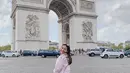 Amel Carla juga terlihat berkunjung ke monumen Arc de Triomphe. Amel mengenakan dress berwarna merah muda dengan sentuhan sneakers warna putih. (Liputan6.com/IG/@amelcarla)