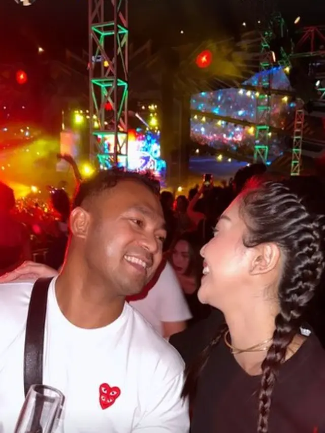 Pesona Ririn Dwi Ariyanti saat menikmati pertunjukkan musik DWP 2022. (Foto: Instagram/ririndwiariyanti)