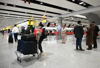 Langkah ini sebagai tindakan pencegahan, untuk memastikan keselamatan penerbangan dan awak pesawat, penumpang, serta melindungi wilayah UEA. Tampak dalam foto, para penumpang berkumpul di area check-in Emirates yang ditutup di Bandara London Heathrow di London barat pada Minggu 1 Maret 2026, karena penerbangan sangat terganggu menyusul serangan Amerika Serikat dan Israel terhadap Iran. (JUSTIN TALLIS/AFP)