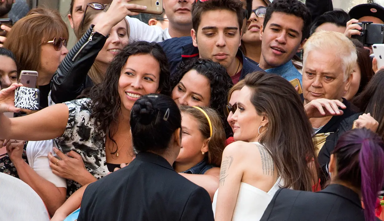  Angelina Jolie foto bersama dengan penggemarnya saat menghadiri pemutaran "The Breadwinner" selama Festival Film Internasional Toronto 2017 di Winter Garden Theatre di Toronto, Kanada (10/9). (AFP Photo/Valerie Macon)