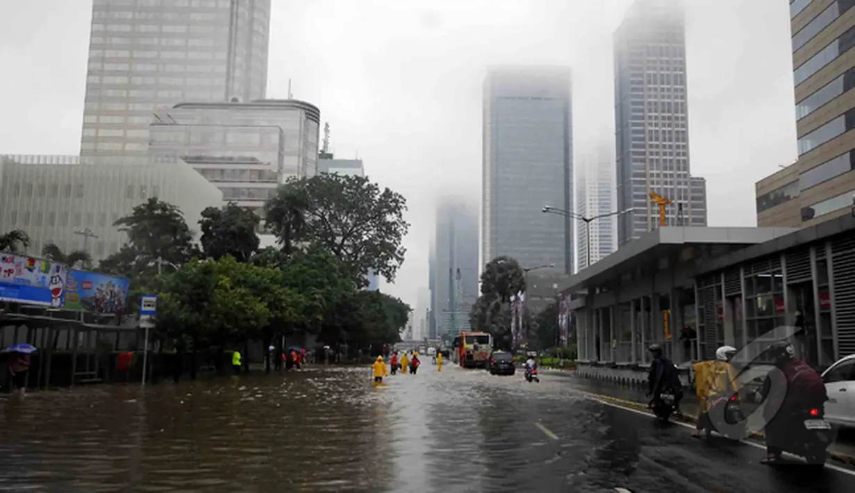 Penampakan kawasan Sarinah yang dilanda banjir, Jakarta, Senin (9/2/2015). (Liputan6.com/Johan Tallo) 