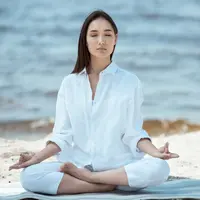 Ilustrasi perempuan melakukan meditasi. (c) AllaSerebrina/Depositphotos.com