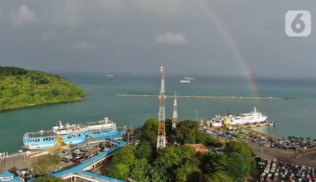 <p>Keindahan pelangi saat menghiasi langit Pelabuhan Merak, Banten, Sabtu (30/4/2022). Kemunculan pelangi tersebut menjadi pemandangan yang indah bagi para pemudik yang ingin menyebrang ke pulau Sumatra. (Liputan6.com/Angga Yuniar)</p>
