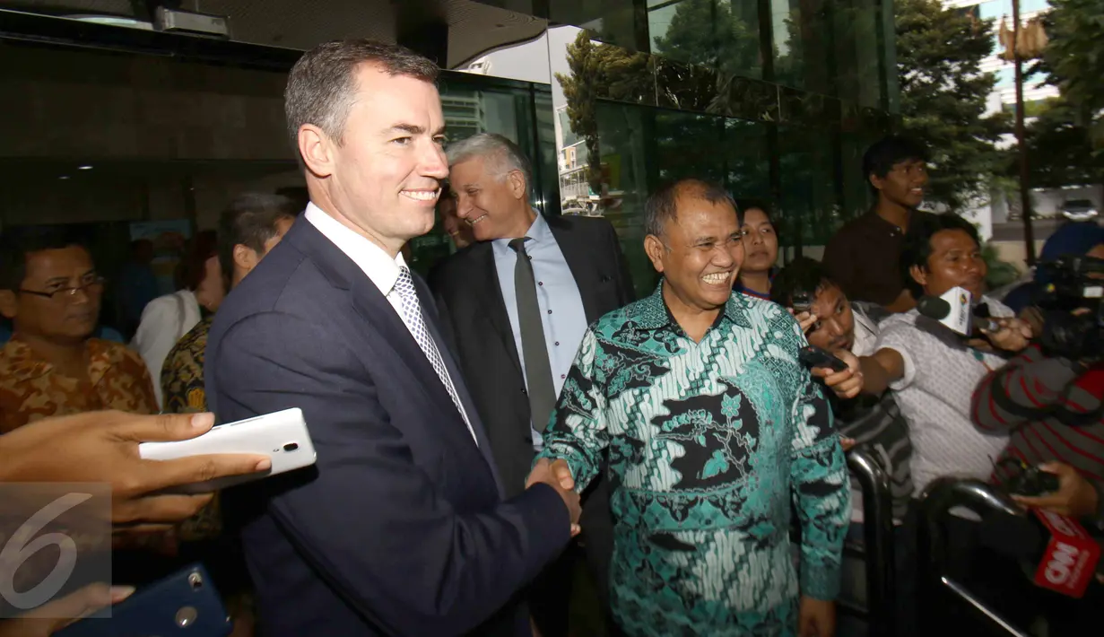 Menteri Kehakiman Australia Michael Keenan (kiri) berjabat tangan dengan Pimpinan KPK, Agus Rahardjo usai melakukan nota kesepakatan di Gedung KPK, Jakarta, Kamis (2/2). (Liputan6.com/Helmi Afandi)
