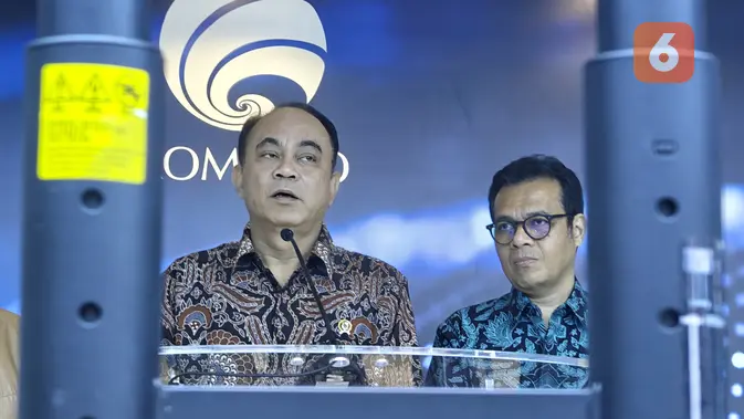Menkominfo Budi Arie Setiadi (kiri) bersama Wamenkominfo Nezar Patria (kanan) dalam konferensi pers di Jakarta, Jumat (22/12/2023). (/Giovani Dio Prasasti)