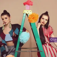 Beri kesan ceria atau playful saat menghadiri pesta. (Model: Liliia & Monika. Photographer: Bambang E. Ros, Wardrobe: @margauxjakarta. Shoes: Stylist own. MUA:@yoanyuana. Stylist: Indah Wulansari. DI: Muhammada Iqbal Nurfajri)