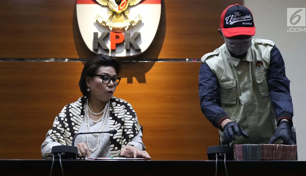 Wakil Ketua KPK, Basaria Panjaitan (kiri) bersama petugas KPK menunjukkan barang bukti hasil OTT terkait pengisian jabatan perangkat daerah di lingkungan Pemkab Kudus, Gedung KPK Jakarta, Sabtu (27/7/2019). KPK menyita barang bukti uang sebesar Rp170 juta. (Liputan6.com/Helmi Fithriansyah)