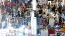 Pembeli memilih pakaian yang dijual di Mal Ciputra Semarang, Selasa (12/6). Menjelang Idul Fitri 1439 H, sejumlah pusat perbelanjaan mulai berlomba-lomba memberikan diskon agar menarik minat pengunjung untuk berbelanja. (Liputan6.com/Gholib)