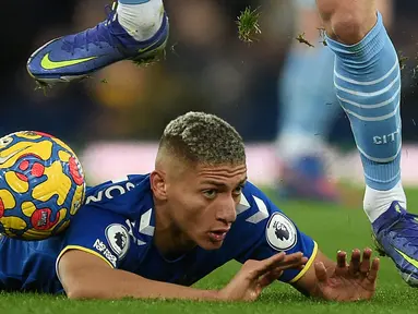 Everton kembali tersungkur di Liga Inggris saat menjamu Manchester City di Goodison Park, Minggu (27/02/2022) dini hari WIB. (AFP/Oli Scarff)