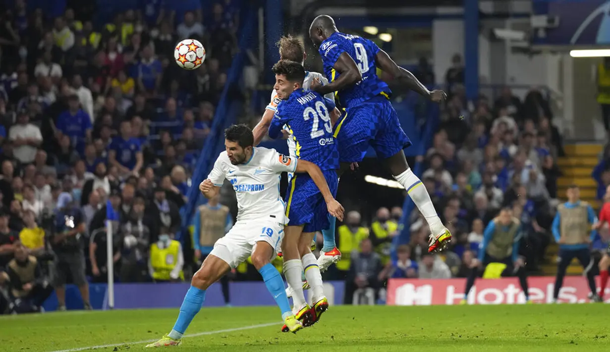 Pemain Chelsea Romelu Lukaku menyundul bola untuk mencetak gol ke gawang Zenit St Petersburg pada pertandingan Grup H Liga Champions di Stadion Stamford Bridge, London, Inggris, Selasa (14/9/2021). Chelsea menang 1-0. (AP Photo/Kirsty Wigglesworth)