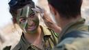 Seorang tentara wanita Israel dari Batalion Bardalas bersiap menjalani latihan perang di sebuah kamp militer, Yoqne'am Illit, Israel Utara, (13/9). Batalion Bardales diperkuat oleh tentara pria dan wanita. (AFP Photo/Jack Guez)