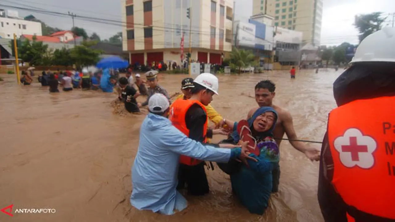 banjir-manado-mengungsi-140116b.jpg