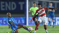 Penyerang Persib Bandung, David da Silva saat mencoba menghentikan laju pemain Madura United pada leg pertama final BRI Liga 1 2023/2024, Minggu (26/5/2024). (Bola.com/Muhammad Iqbal Ichsan)