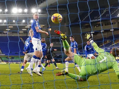 Pemain Manchester City Phil Foden (keempat kanan) mencetak gol ke gawang Everton pada pertandingan Liga Inggris di Stadion Goodison Park, Liverpool, Inggris, Rabu (17/2/2021). Manchester City menang 3-1. (Jon Super/Pool via AP)