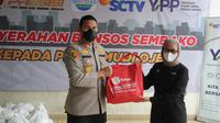 Polres Metro Jakarta Barat berkolaborasi dengan Indosiar dan SCTV membagikan bantuan paket sembako kepada para driver ojek online. (Dok. Liputan6.com/Ady Anugrahadi)