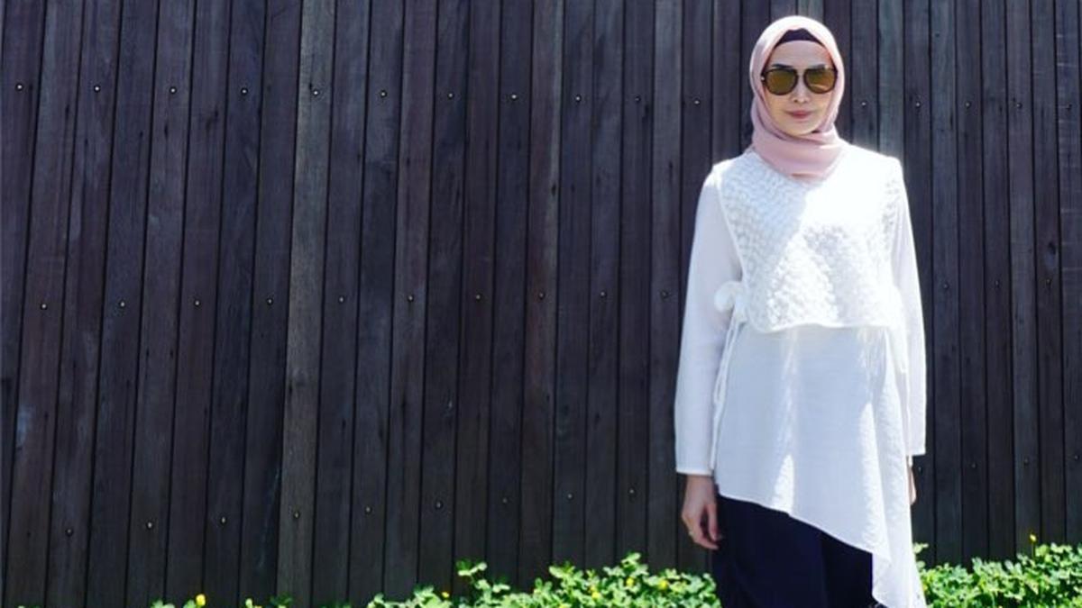 Sneakers Favorit Hijabers 2025, Tampil Chic saat Ngantor atau Sekadar Jalan-Jalan
