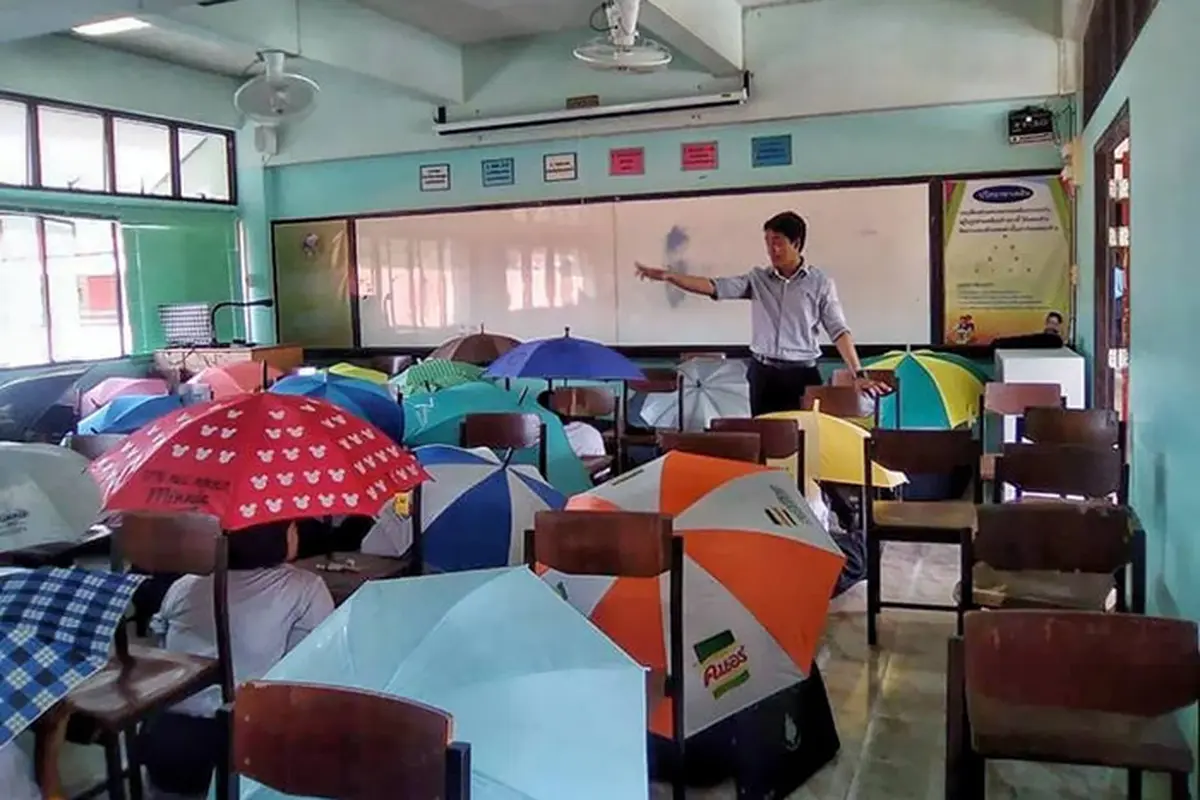 6 Cara Kreatif Guru Saat Awasi Ujian Ini Kocak, Ada yang Pakai Drone
