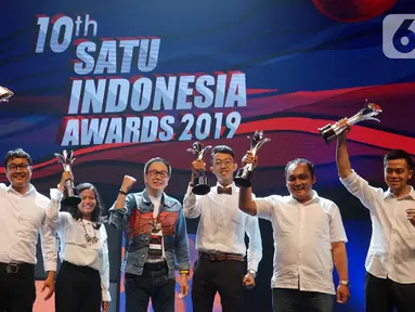 Presiden Direktur Astra Prijono Sugiarto (tengah) foto bersama dengan penerima apresiasi pada Malam Penghargaan 10th SATU Indonesia Awards 2019 di Jakarta, Jumat (4/10/2019). Keenam penerima apresiasi tersebut akan mendapat dana pembinaan Rp60 juta. (Liputan.com/HO/Eko)