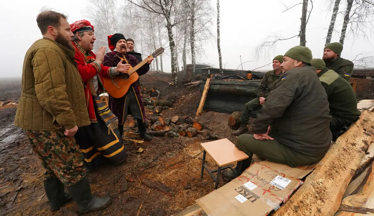 Sekelompok seniman tampil untuk tentara Garda Nasional Ukraina saat memperingati Natal dekat perbatasan Rusia di Kharkiv, Ukraina, 24 Desember 2022. Pasukan pertahanan Ukraina telah memukul mundur serangan Rusia dekat 19 permukiman di wilayah seperti Sumy, Kharkiv, Donetsk, dan Luhansk selama beberapa hari terakhir. (AP Photo/Andrii Marienko)