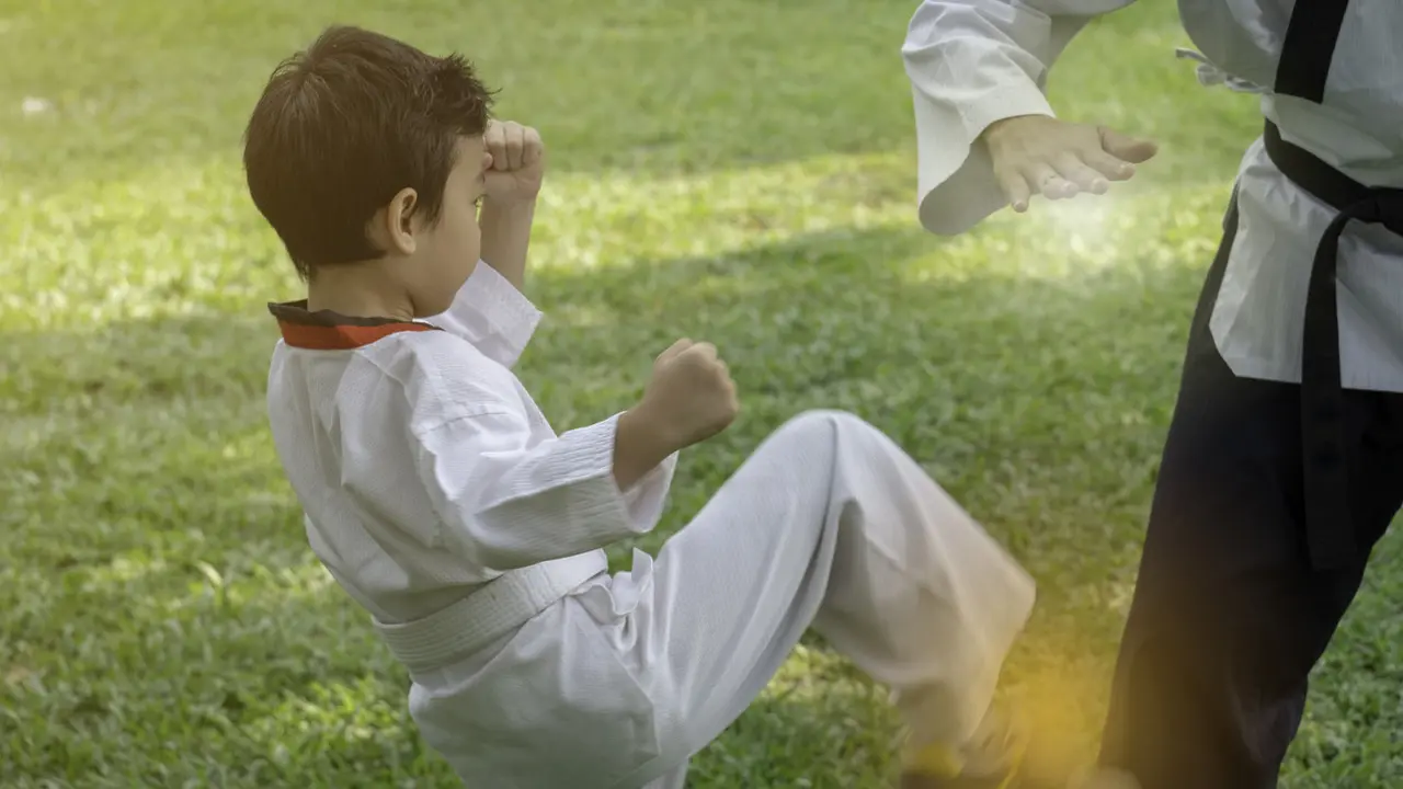 Aksi Bocah Berusaha Patahkan Kayu Saat Taekwondo Ini Bikin Haru