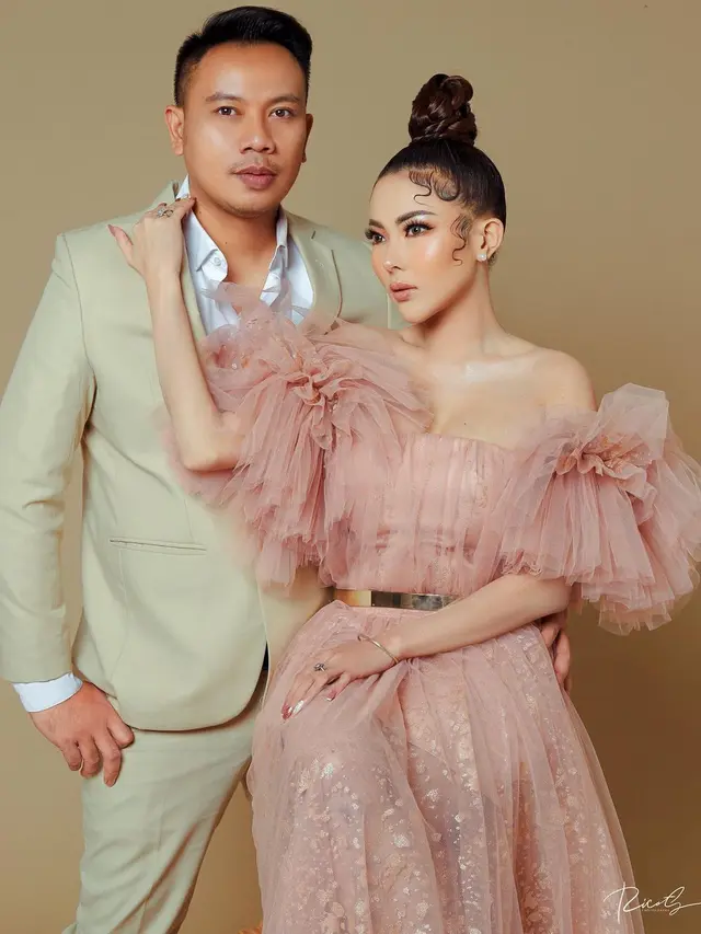Sempat Disebut Orang Ketiga, Ini 6 Pemotretan Vicky Prasetyo dan Ayu Aulia