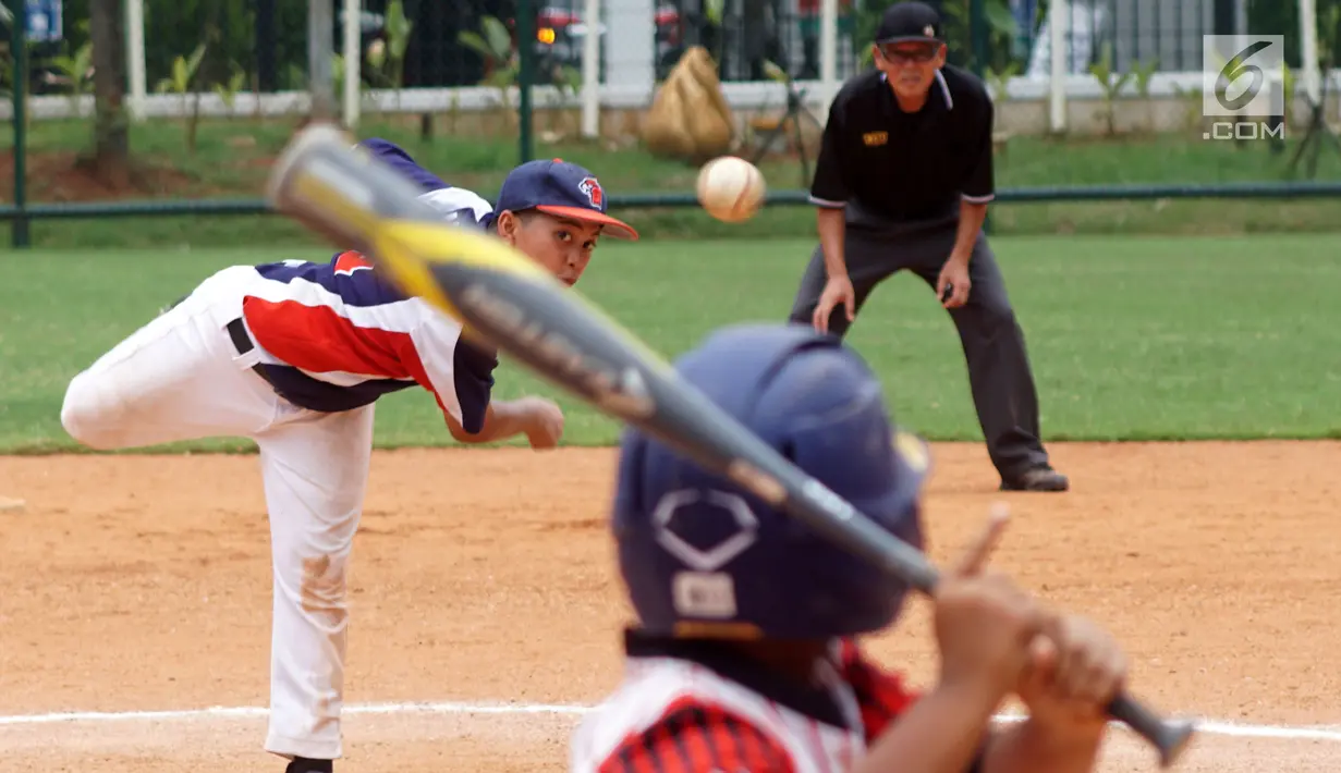 Atlet junior baseball dan softball berlaga dalam turnamen Indonesia Little League 2019 di lapangan softball Senayan, Jakarta, Sabtu (5/1). Turnamen yang digelar  2-6 Januari 2019 diadakan secara independen. (Liputan6.com/Fery Pradolo)